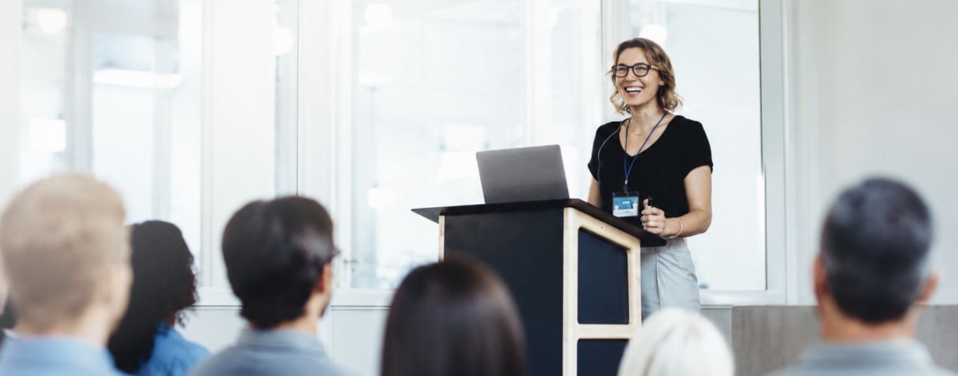 Seminarleiterin spricht vor Betriebsräten