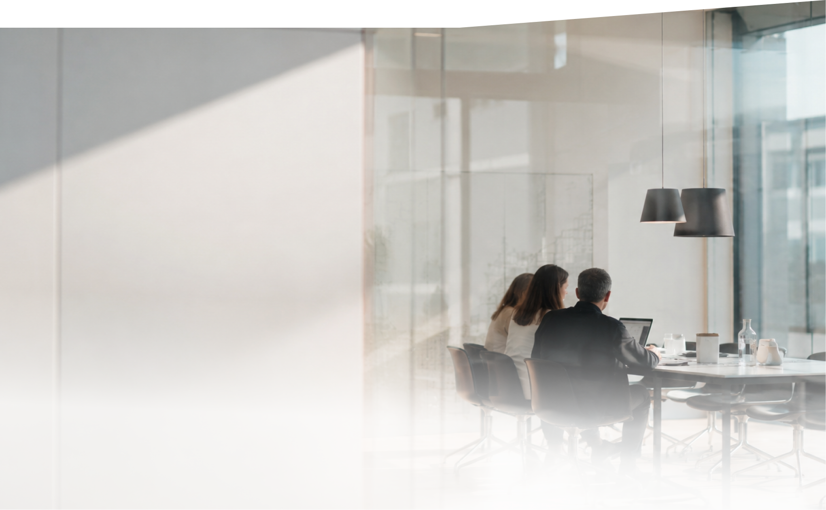 Gesprächsrunde hinter Glas im Büro